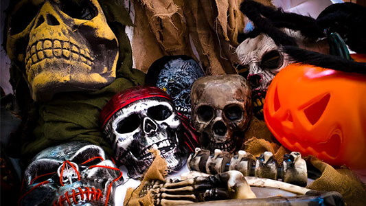 Halloween-pakket met maskers, pompoenen en decoratie